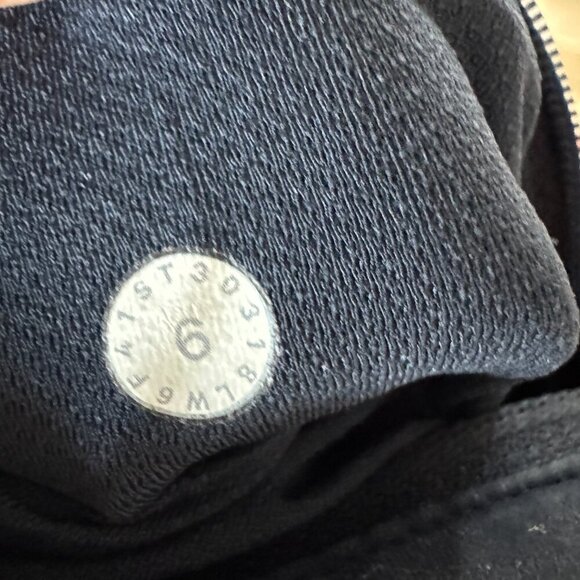 Lululemon navy cropped leggings with mesh on the back of the leg. size 6 - Picture 8 of 8